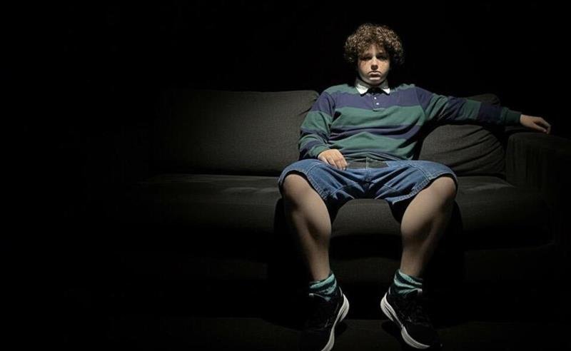 Keruv Araiot mergulha em atmosfera grunge e existencial no novo single “YOLO”