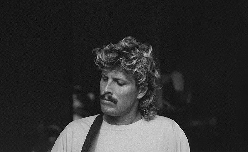 Antes de sua turnê Homecoming, ZIGGY ALBERTS encerra o maior ano de sua carreira com o novo single “CYCLONES”