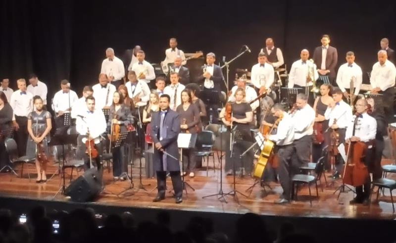 Conheça o maestro J. Oliver Rufinus, regente da Orquestra Jazz Sinfônica Grateful