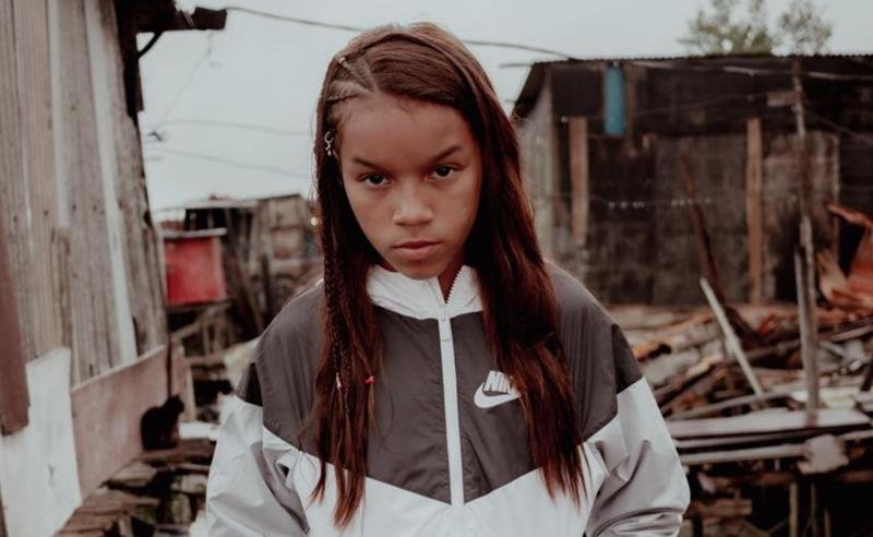 MC Vitória lança “Influenciadores” e questiona a cultura das aparências nas redes sociais